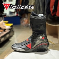 [DAINESE][할인특가] 다이네즈 엑시얼 D1 에어 부츠 AXIAL D1 AIR BOOTS - BLACK/FLUO-RED